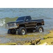 Traxxas zwart TRX-4 Scale and Trail Crawler met Chevrolet K10 Truck Body uit 1979: 4WD elektrische truck met TQi Traxxas